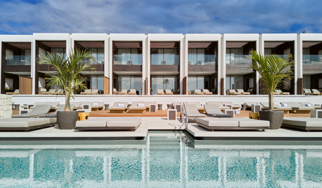 Piscina e lettini di un hotel moderno a Tenerife.