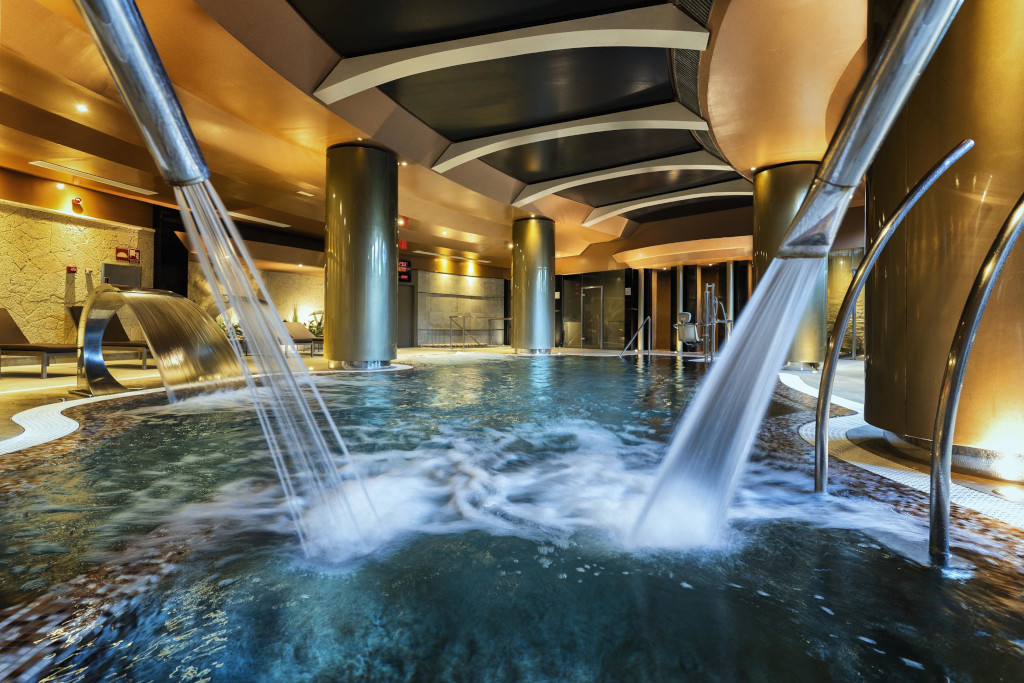 Piscina interna con cascate d'acqua presso un centro benessere a Tenerife.