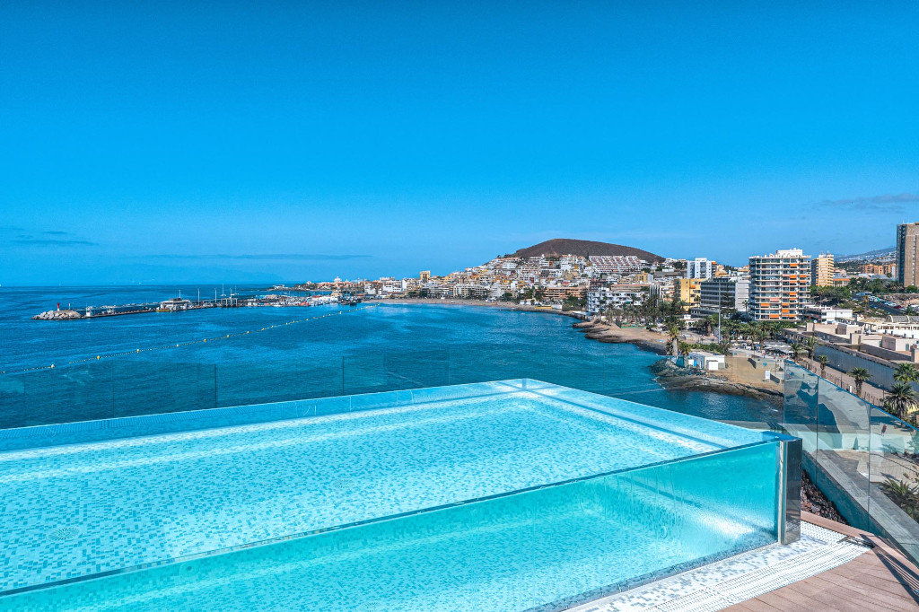 Piscina a sfioro con vista su Costa Adeje e oceano a Tenerife.