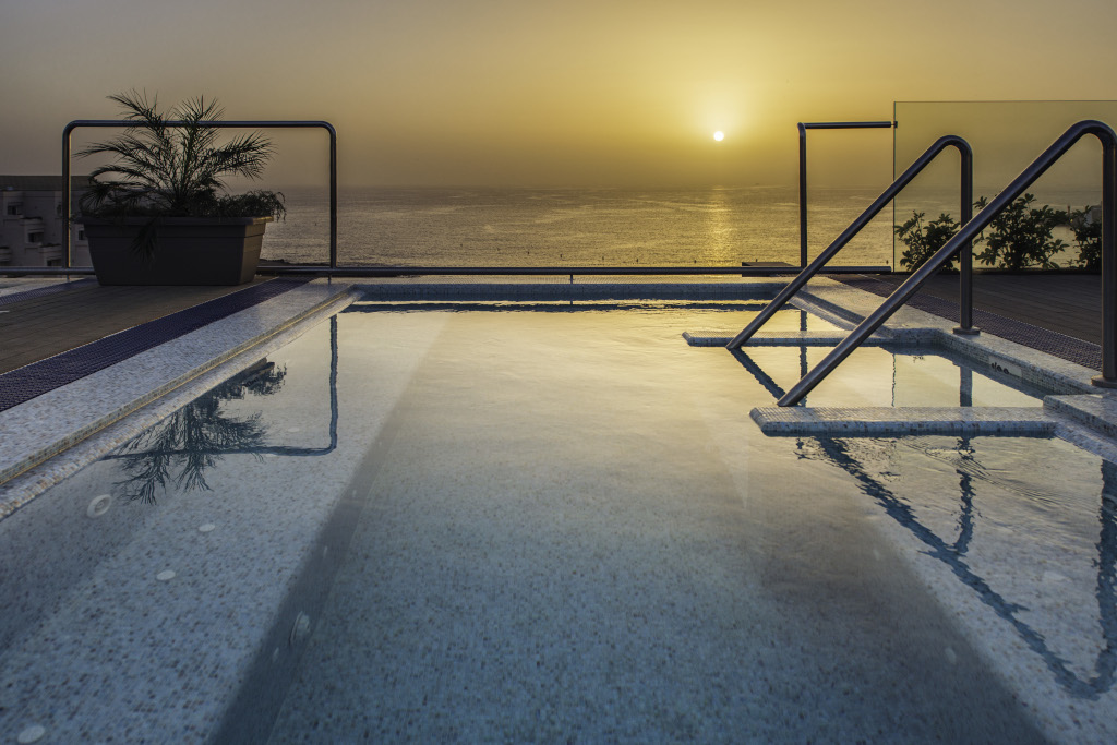 Piscina con vista sul tramonto e oceano a Costa Adeje, Tenerife.