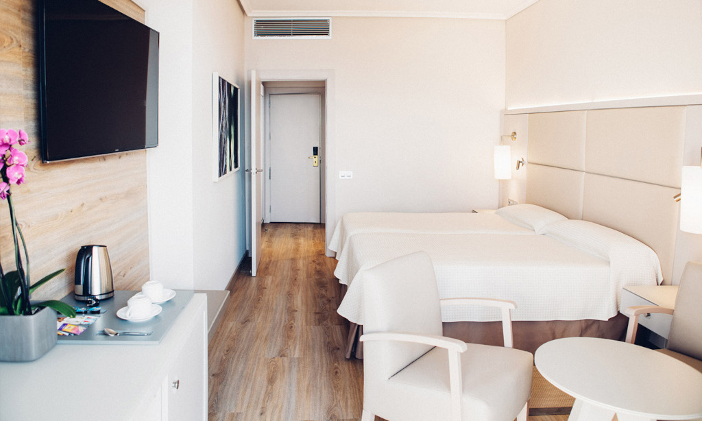 Camera d'albergo moderna con due letti singoli e vista su Tenerife.
