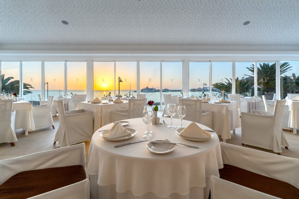 Ristorante con vista sul tramonto sull'oceano a Tenerife.