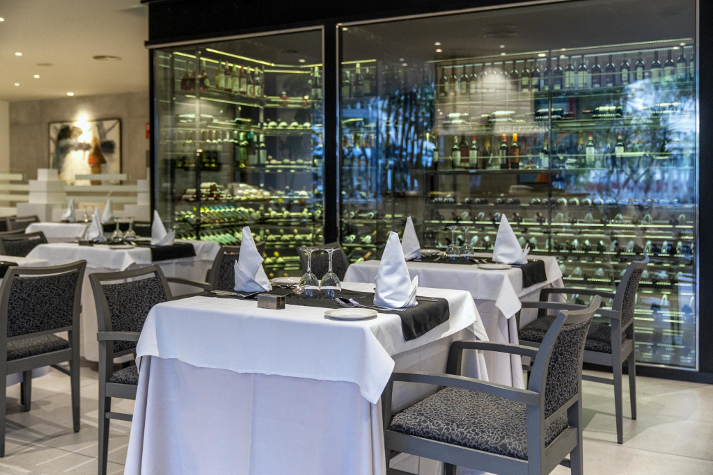 Ristorante elegante con tavoli apparecchiati e cantina vini a Tenerife.