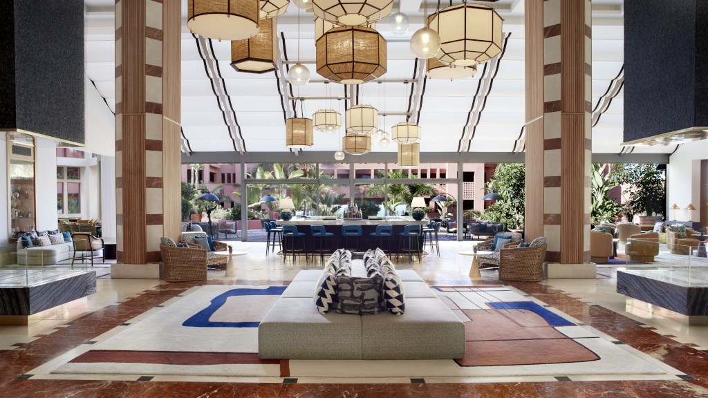 Lobby di un hotel a Tenerife con divani, tavoli e lampade moderne.