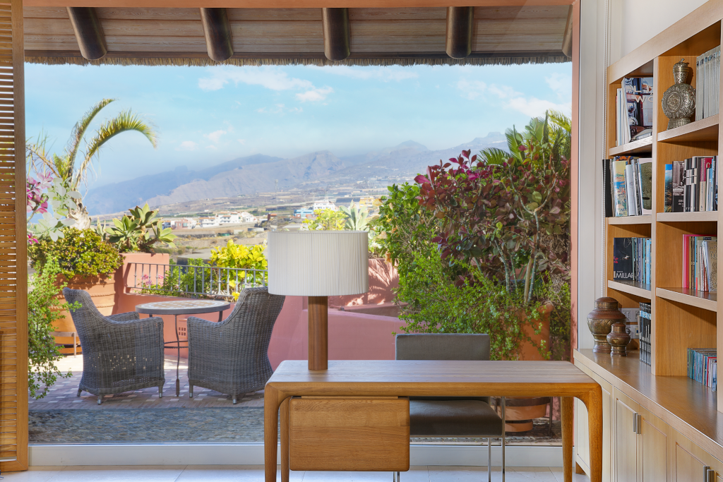 Scrivania con vista sul giardino e montagne a Tenerife.
