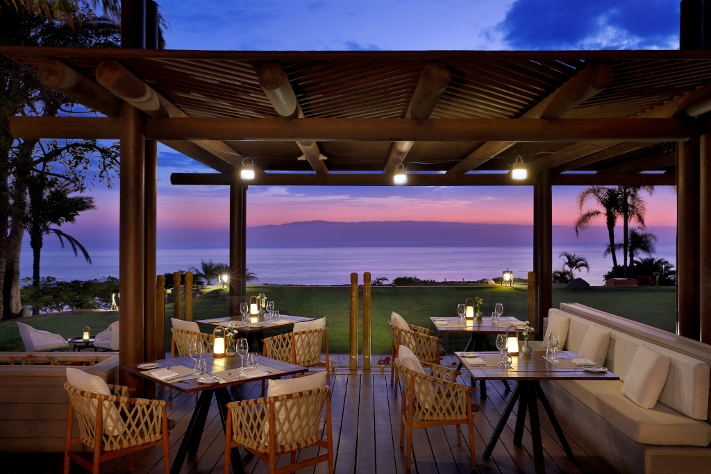 Veranda di un ristorante con vista sull'oceano e tramonto a Tenerife.