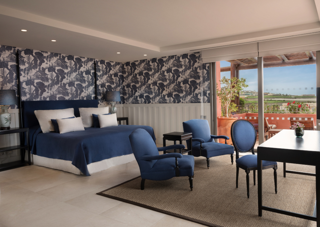 Camera d'albergo con letto blu e vista su balcone Los Cristianos, Tenerife.