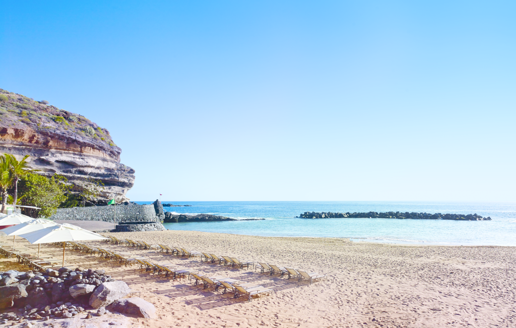 Spiaggia con lettini e scogli a Playa de Abama, Tenerife.