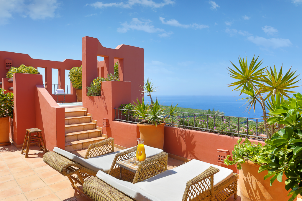 Terrazza con lettini, piante e vista sull'oceano a Tenerife.