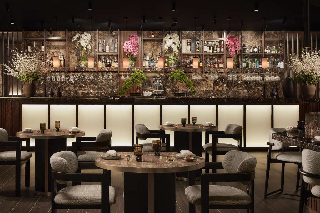 Ristorante elegante con tavoli apparecchiati e bar in marmo a Santa Cruz de Tenerife.