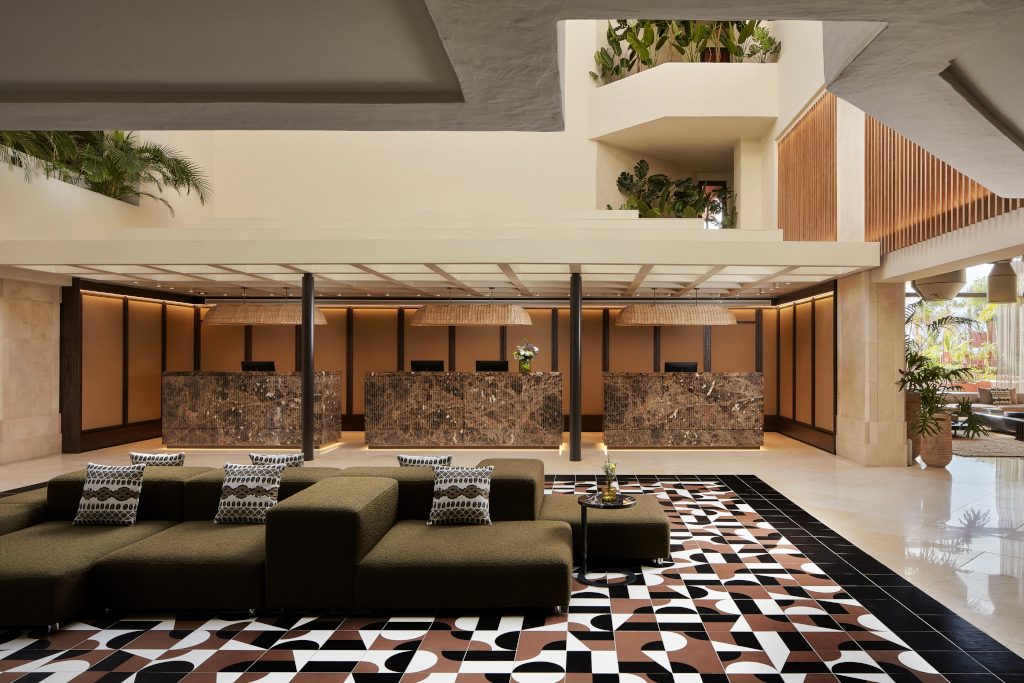 Reception del lussuoso hotel a Tenerife con divani e bancone elegante.