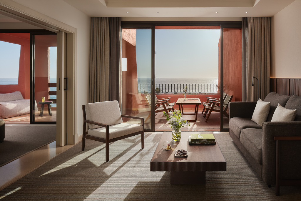 Salotto moderno con vista sull'oceano a Tenerife.