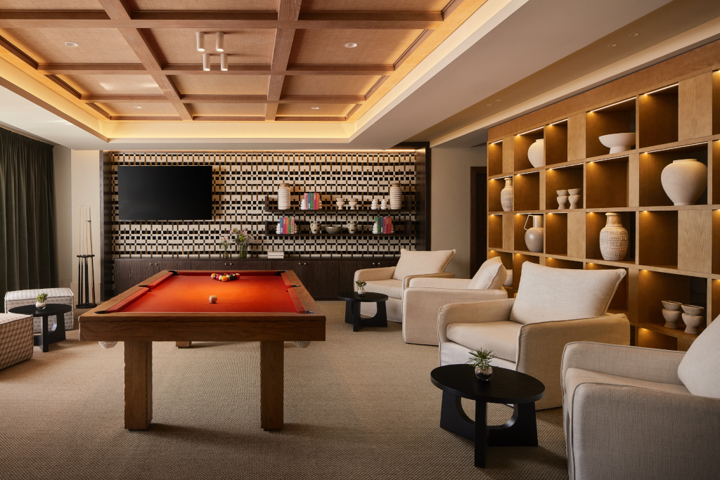 Sala con tavolo da biliardo e scaffali presso hotel in Tenerife.