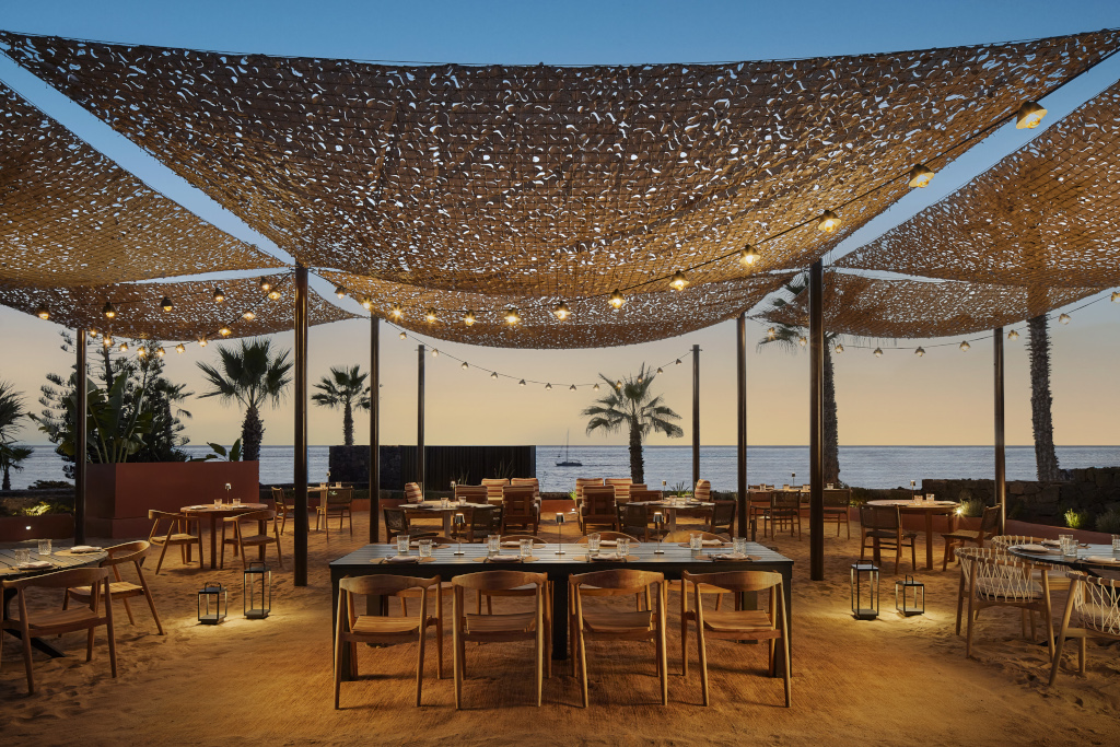 Ristorante all'aperto con vista mare al tramonto a Tenerife.