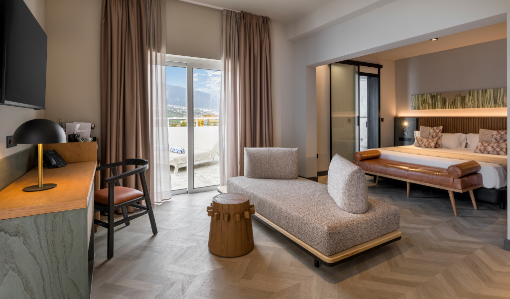 Camera d'albergo con vista su Puerto de la Cruz, Tenerife, letto e divano.