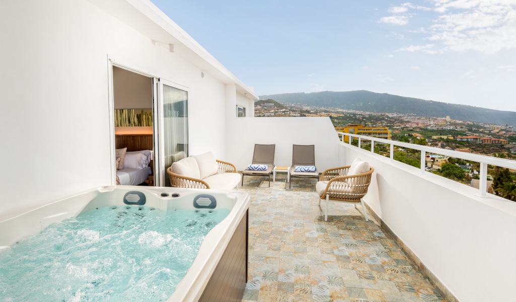 Terrazza con jacuzzi e vista su Puerto de la Cruz, Tenerife.