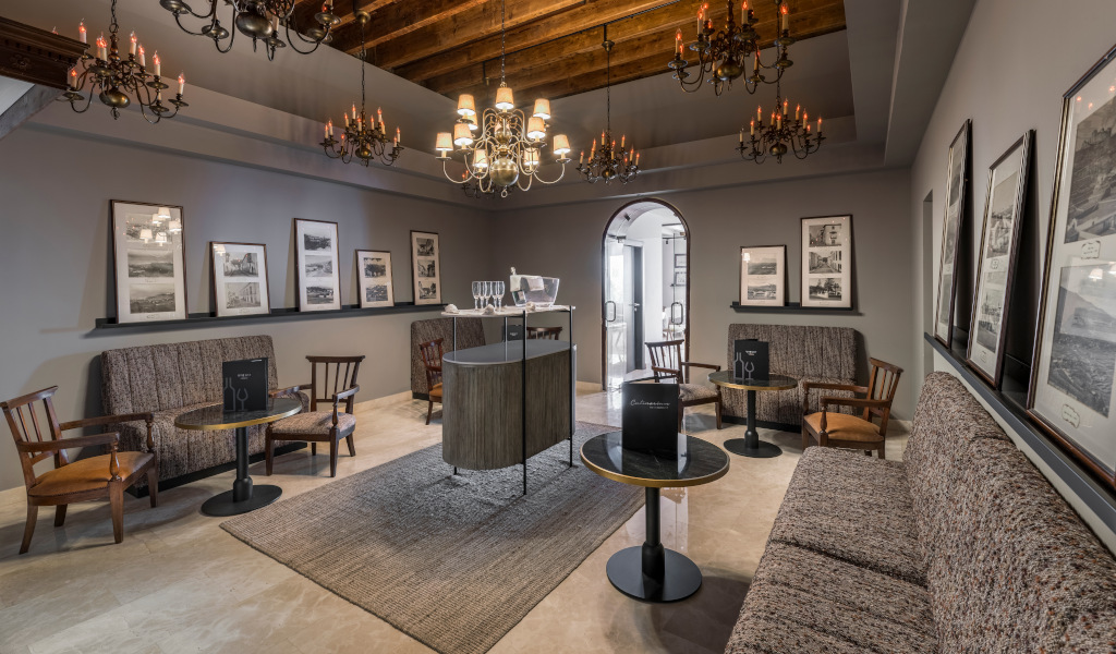 Sala degustazione con tavoli e sedie a Tenerife, arte alle pareti e lampadari pendenti.