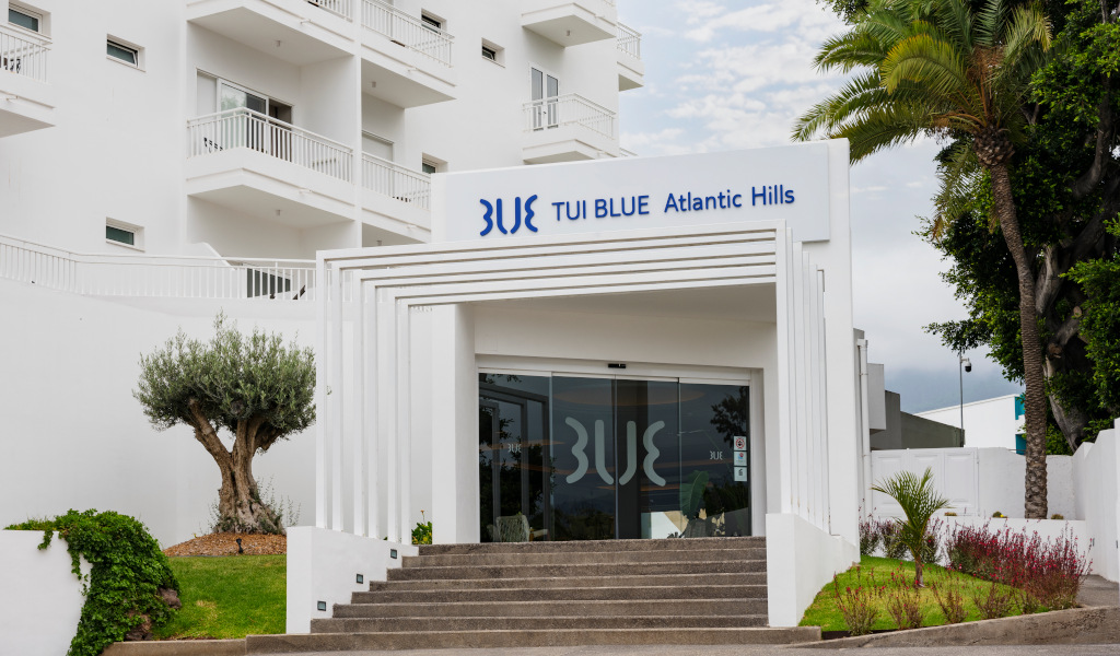 Ingresso dell'hotel TUI BLUE Atlantic Hills a Tenerife con vegetazione intorno.