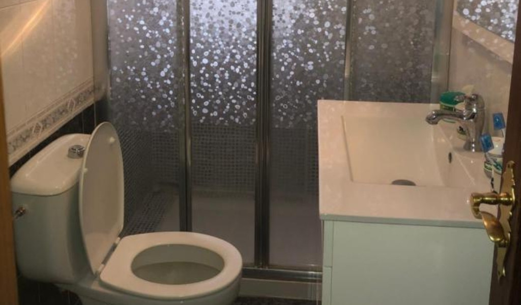 Bagno con lavabo, WC e doccia con pannelli traslucidi a Tenerife.