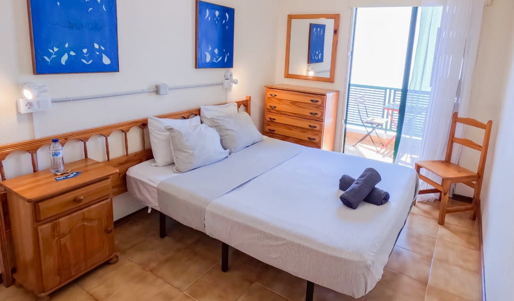 Camera da letto con letto matrimoniale, vista sul balcone a Tenerife.
