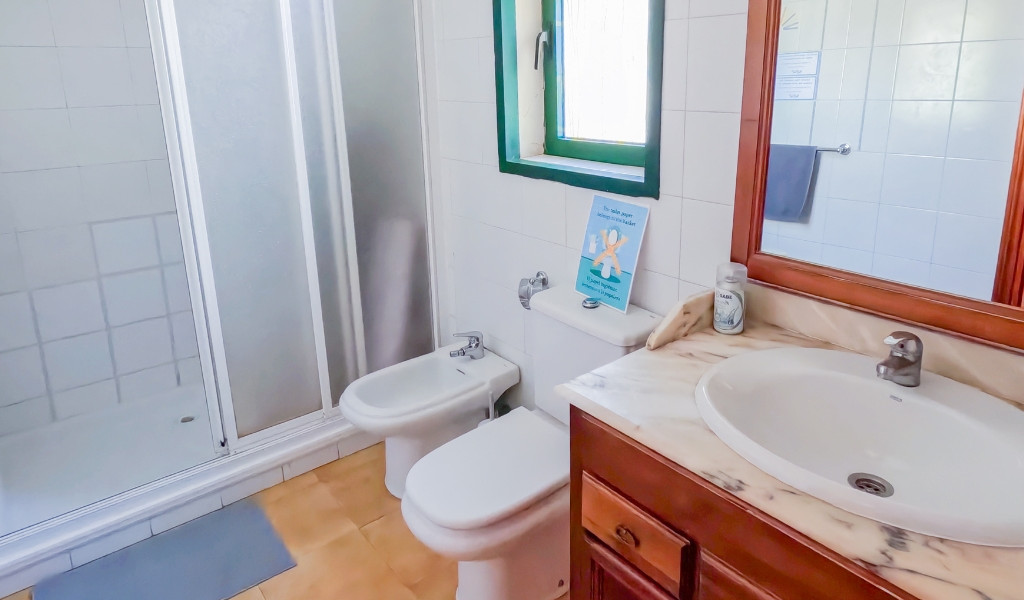 Bagno moderno a Tenerife con doccia, lavandino, bidet e finestra.