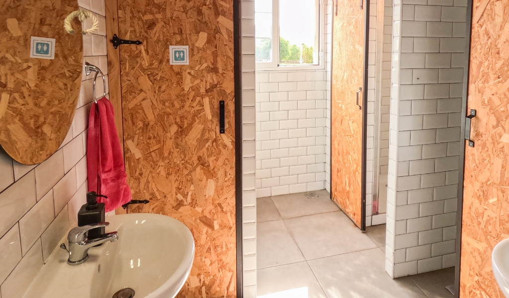 Bagno moderno con lavandino e specchio a Tenerife.