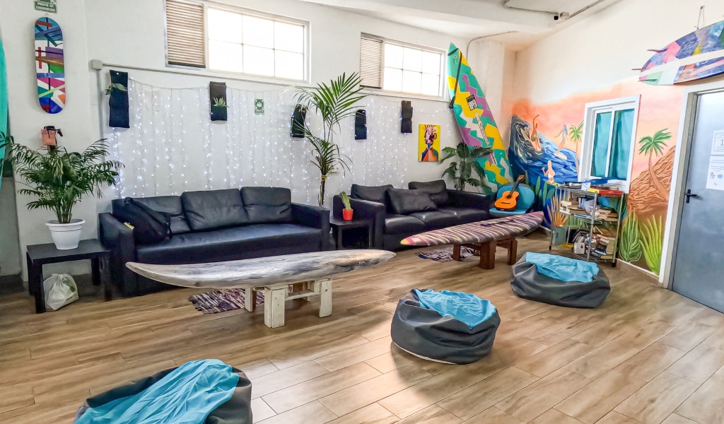 Sala comune con divani, tavolini e decorazioni colorate a Tenerife.