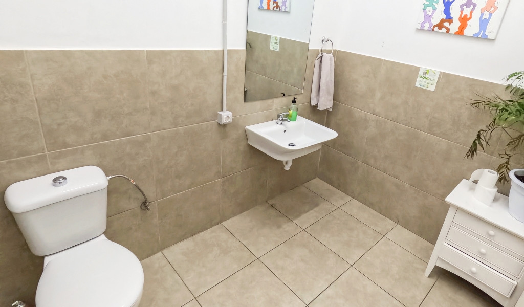 Bagno pulito con servizi igienici, lavandino e specchio a Tenerife.