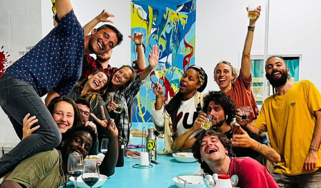 Un gruppo di persone felici festeggia insieme a Tenerife.