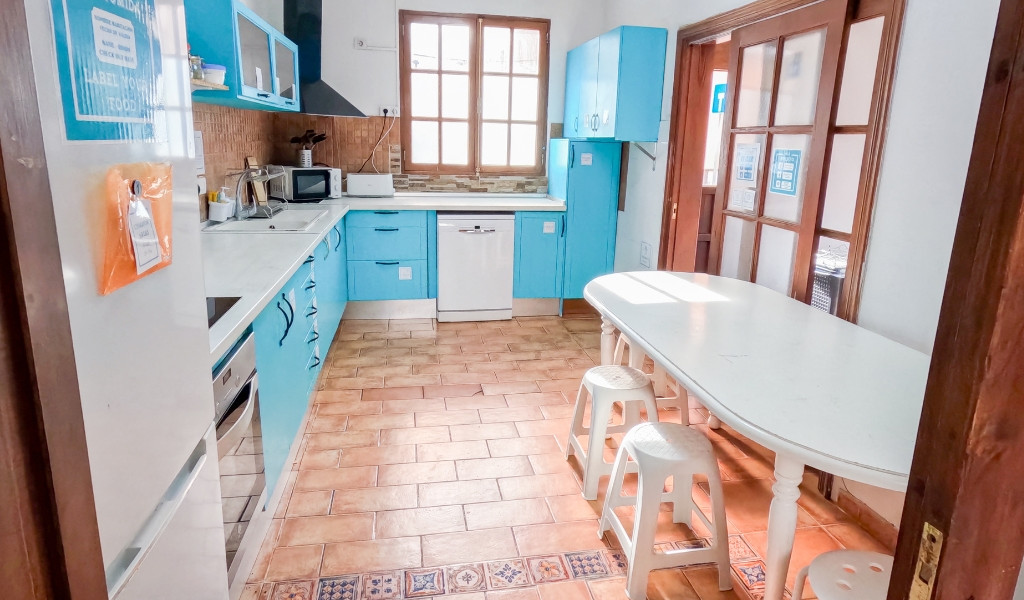 Cucina con mobili azzurri e tavolo bianco a Tenerife.