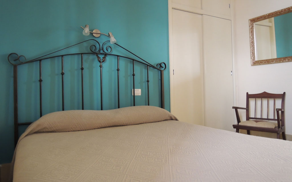 Camera da letto con parete blu a San Cristóbal de La Laguna, Tenerife.