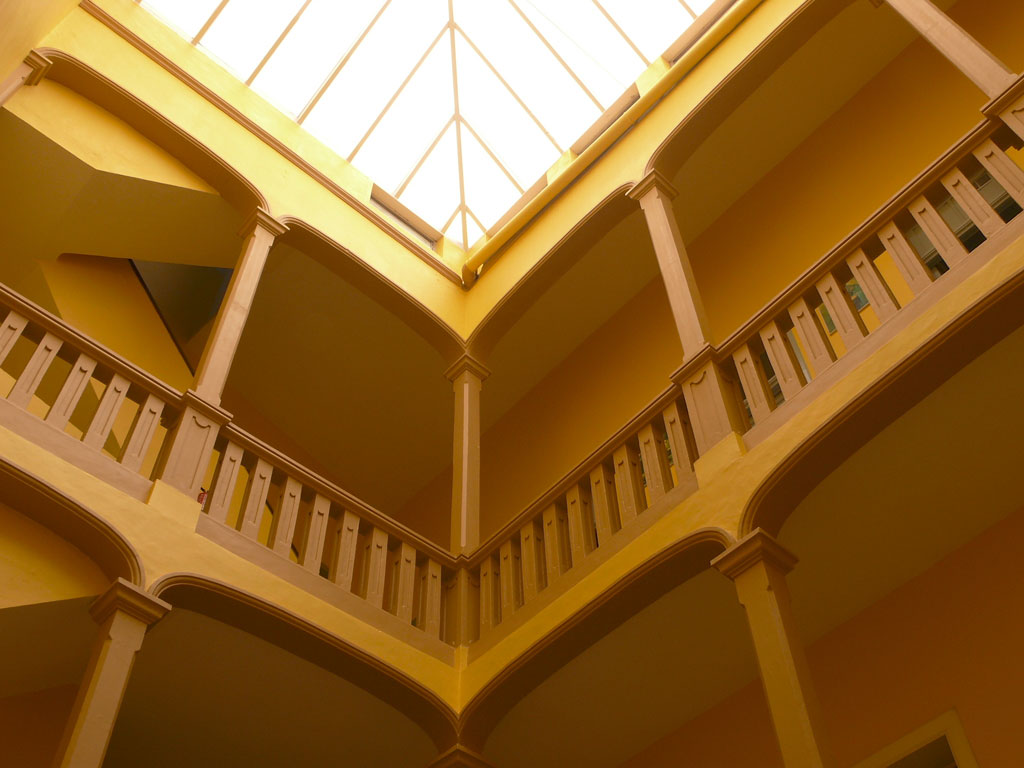 Interno di un edificio storico con balconi e lucernario a Tenerife.