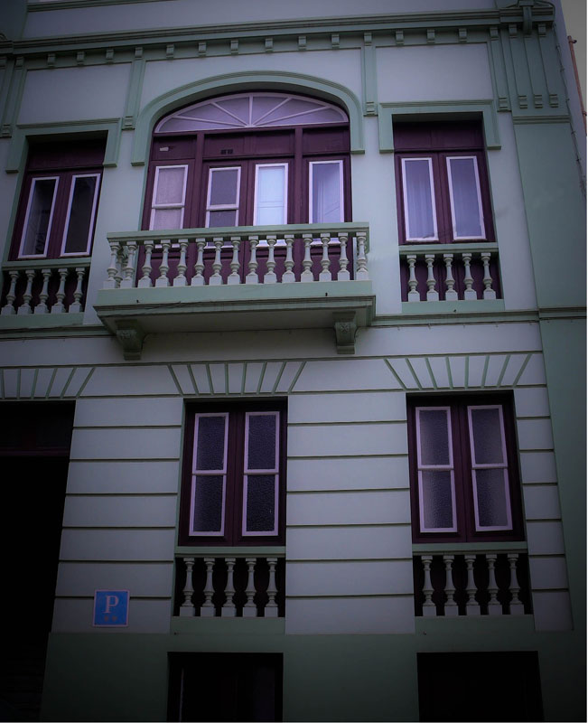 Edificio storico con balcone e finestre a Puerta de la Cruz, Tenerife.