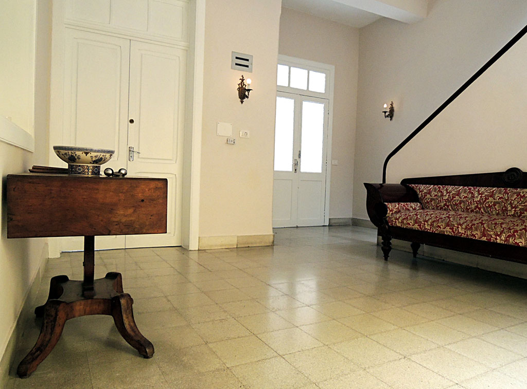 Sala d'ingresso con tavolino antico e divano decorato a Puerto de la Cruz.