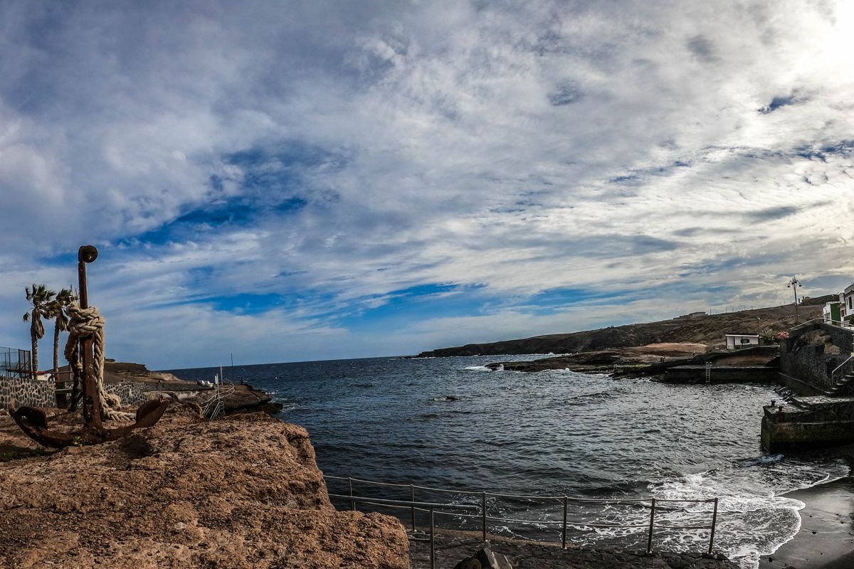 Ancora arrugginita su scogliera con vista mare a Los Abrigos, Tenerife.
