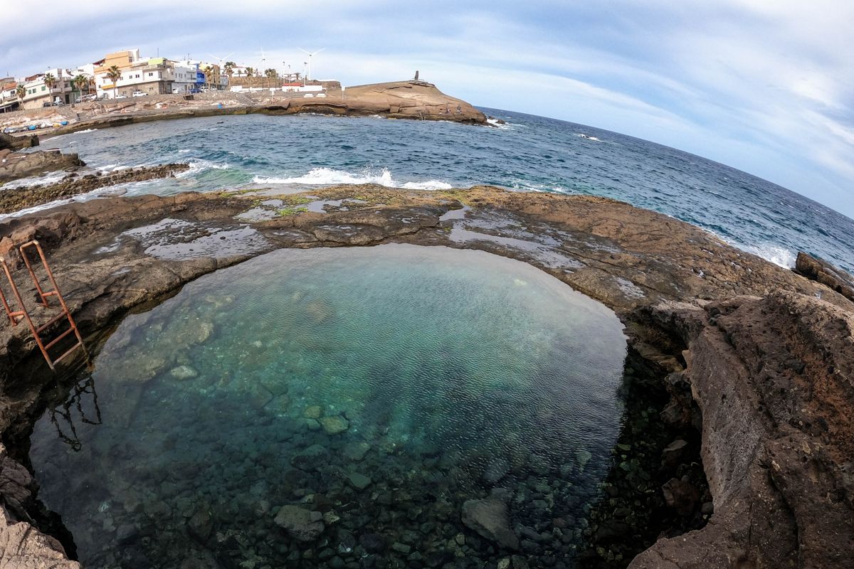 Piscina naturale a El Pris, Tenerife, con mare e case sullo sfondo.