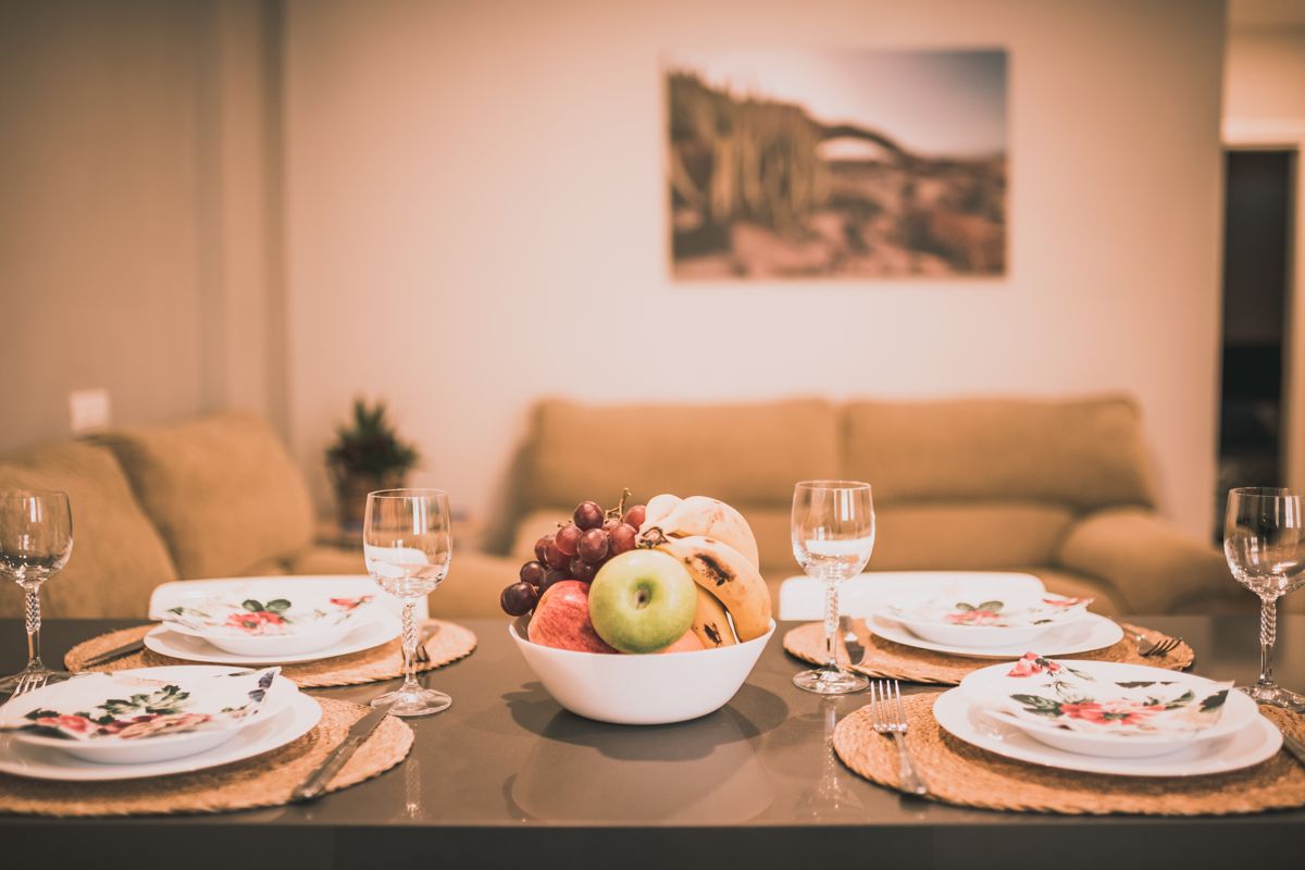 Quattro coperti con frutta su tavola apparecchiata a Tenerife.