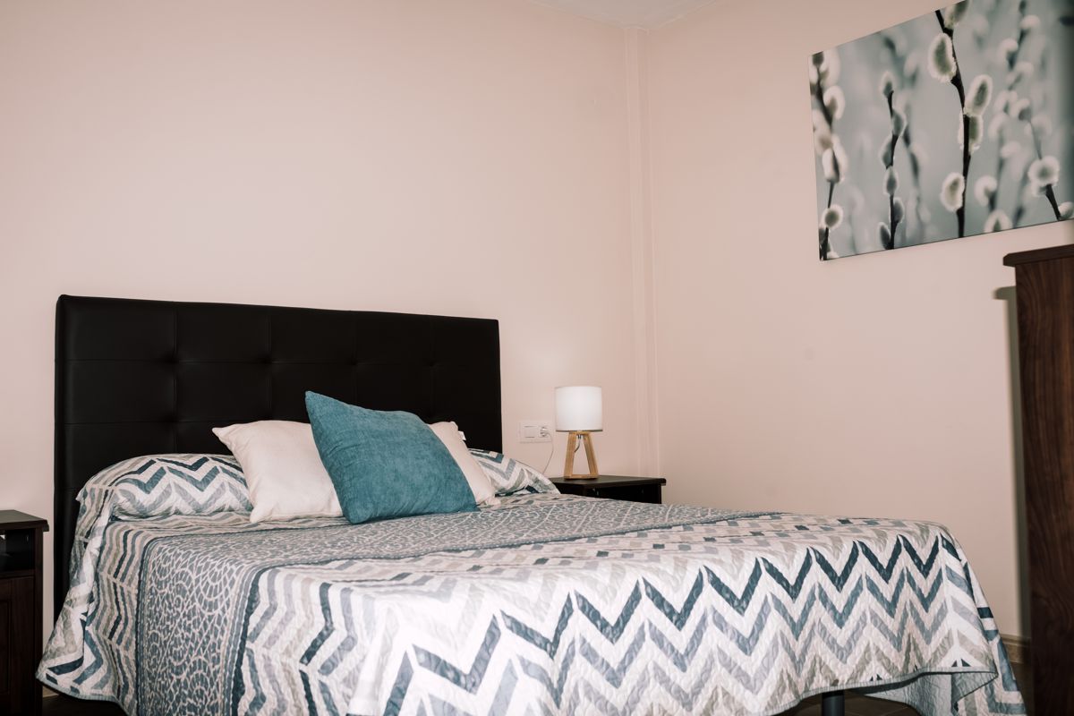Camera da letto con letto matrimoniale e copriletto geometrico a Tenerife.