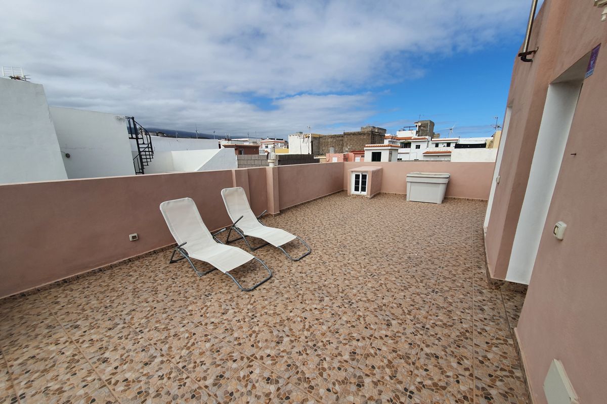 Due sedie a sdraio su terrazza con vista su Los Cristianos, Tenerife.