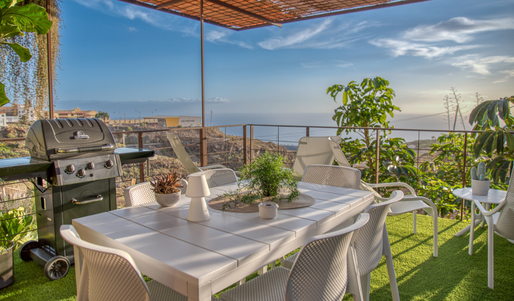 Terrazza con tavolo e barbecue a Tenerife, vista sull'oceano.