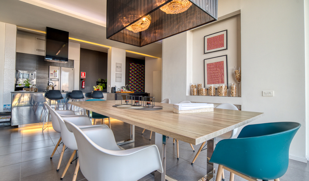 Sala da pranzo moderna con tavolo e sedie a Santa Cruz de Tenerife.