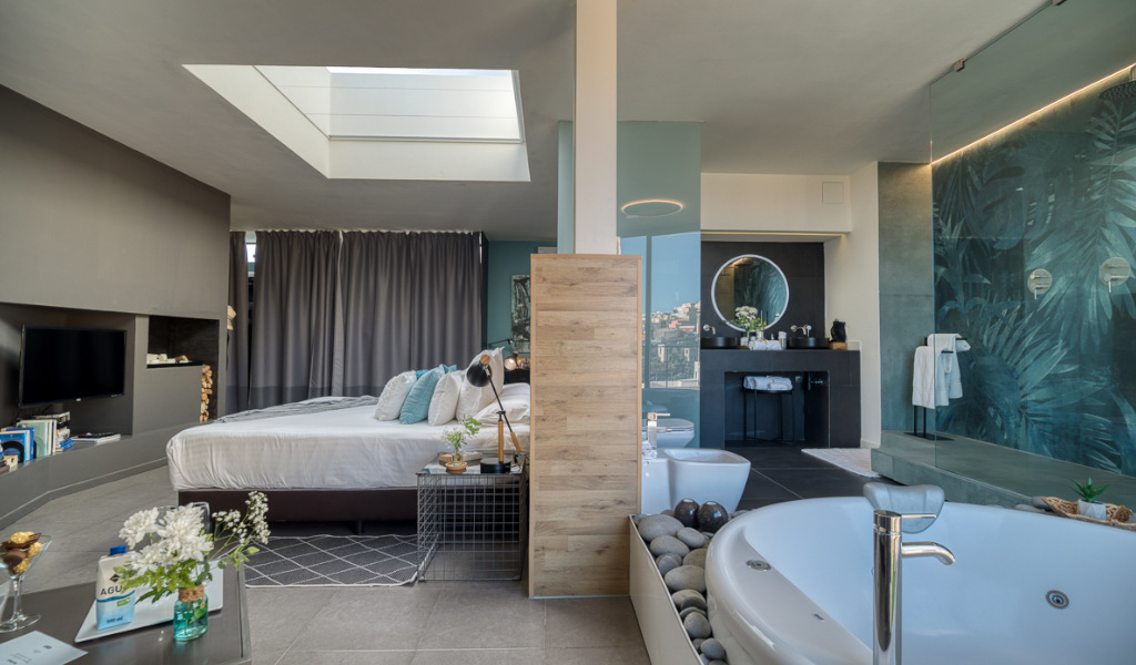 Camera moderna e spaziosa a Tenerife con letto, vasca e doccia.