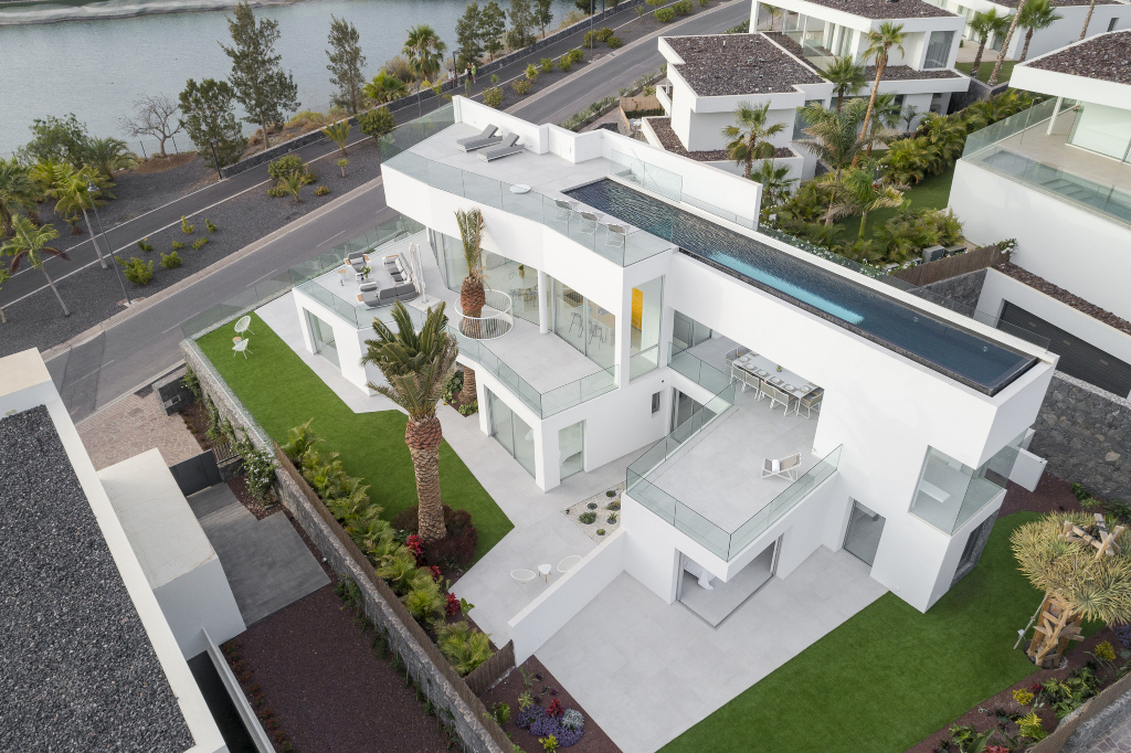 Villa moderna con piscina e giardino a Tenerife.