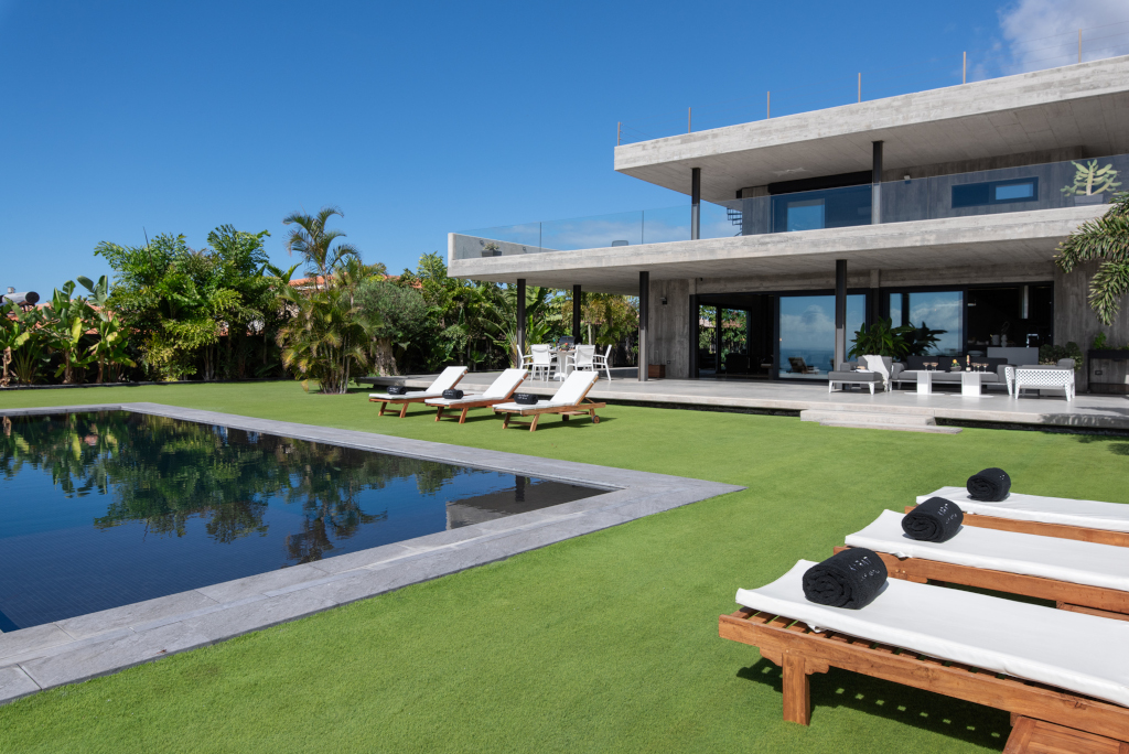 Villa moderna con piscina e lettini nel giardino a Tenerife.