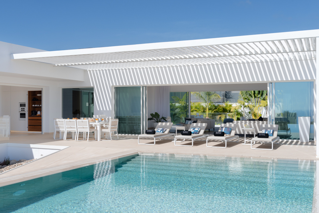 Terrazza moderna con piscina e sedie a sdraio a Tenerife.