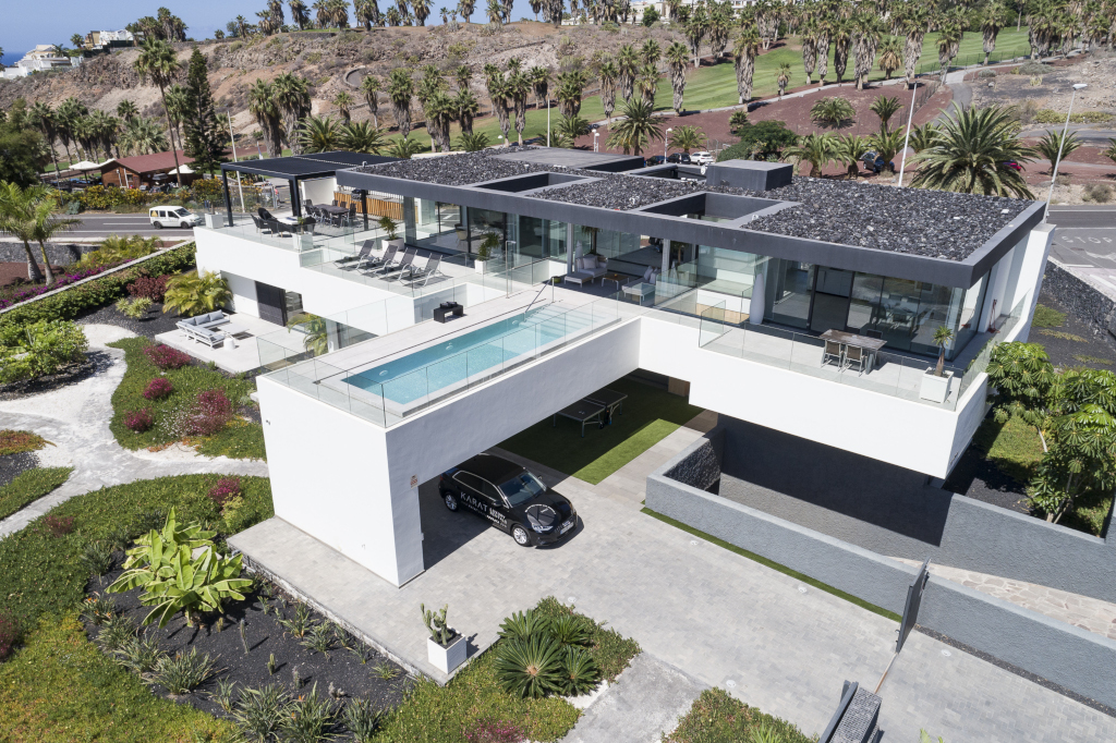 Villa moderna con piscina e auto nel giardino a Tenerife.