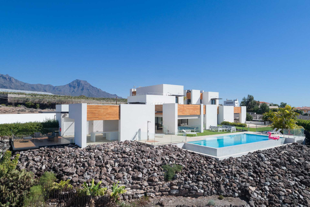 Moderna villa con piscina e vista montagna ad Adeje, Tenerife.