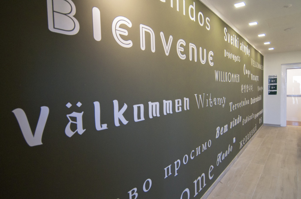 Muro con bienvenido en varias lingue presso una hall a Tenerife.