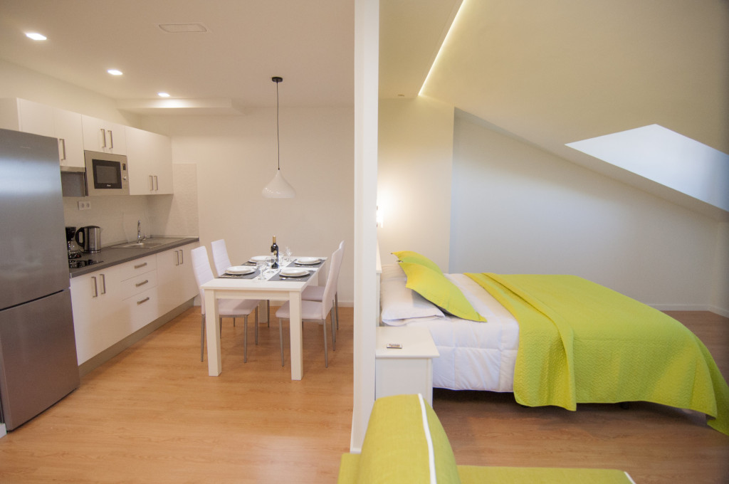 Cucina e camera da letto combinate in appartamento a Tenerife.