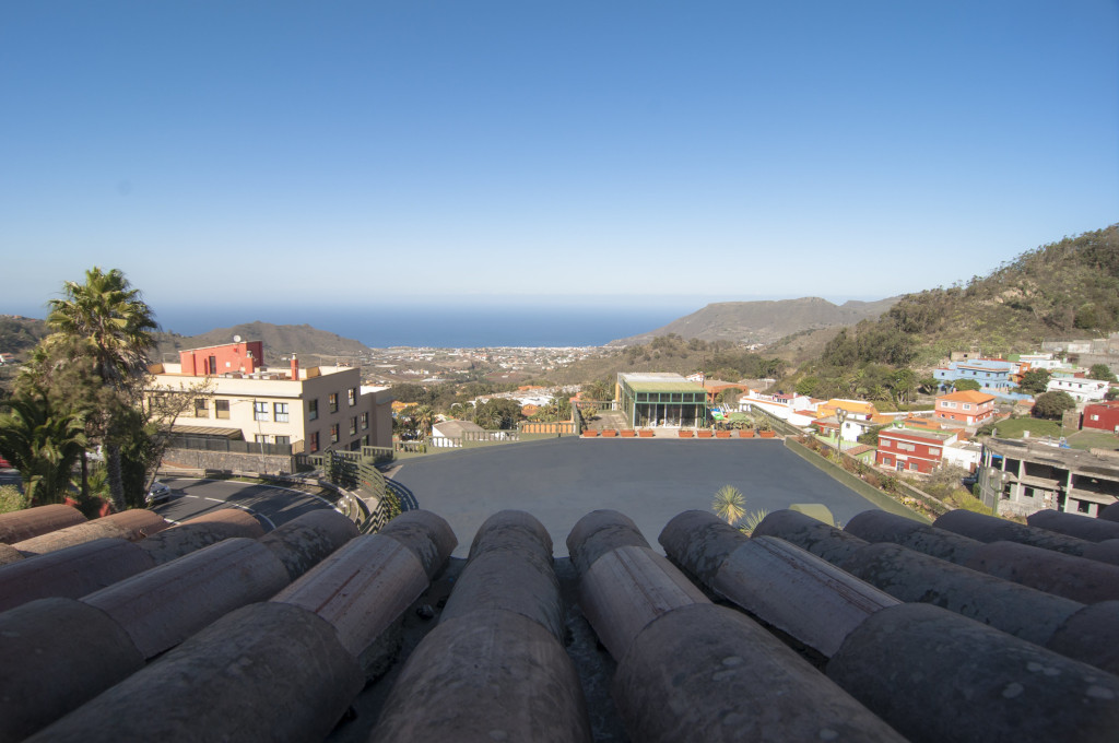 Vista panoramica di case e monti vicino a La Laguna, Tenerife.